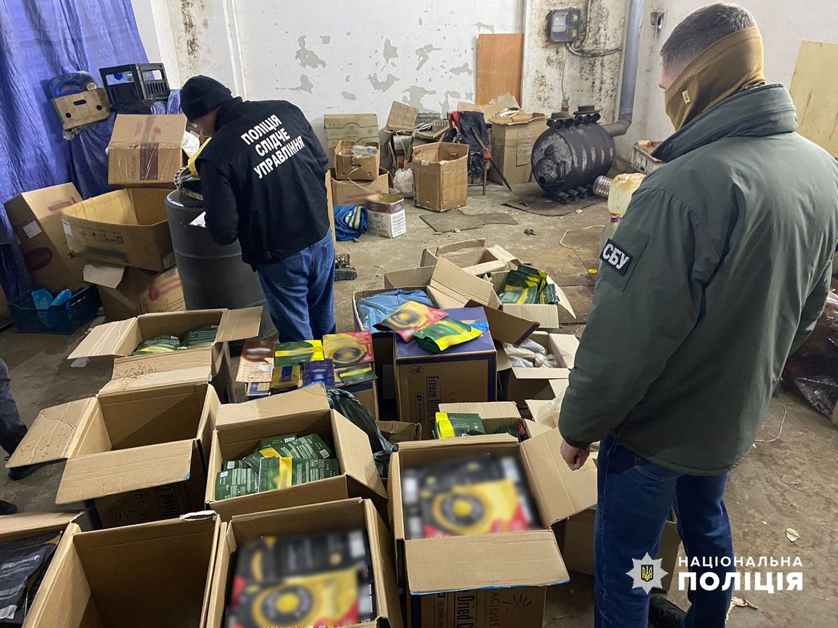 Родину з Чернівців затримали за підробку кави та алкоголю на 1 млн грн