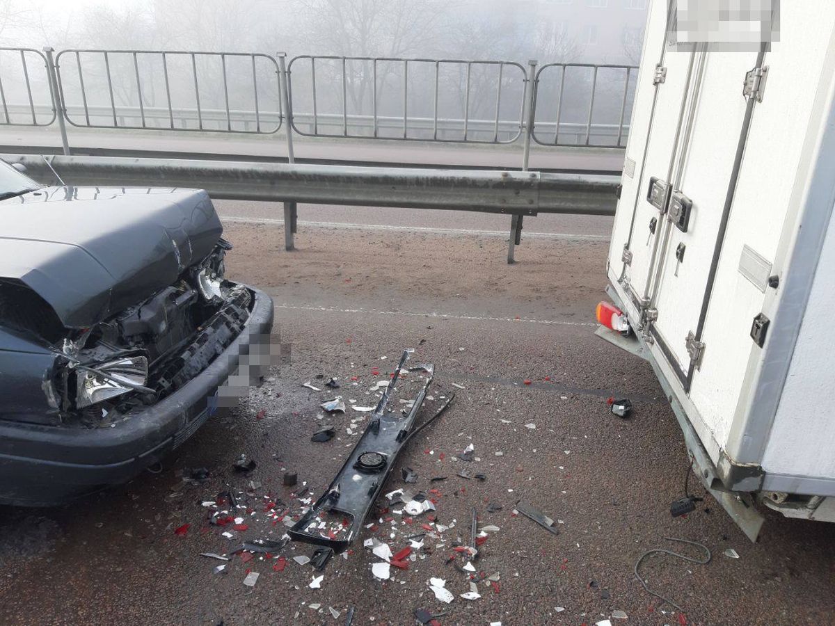 Біля Рівного водій легковика в'їхав у авто, яке перевозило полеглих військових