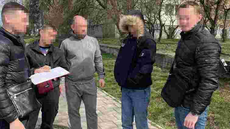 Злодій під виглядом поліцейського вкрав скриньку з пожертвами на ЗСУ з львівського ТРЦ