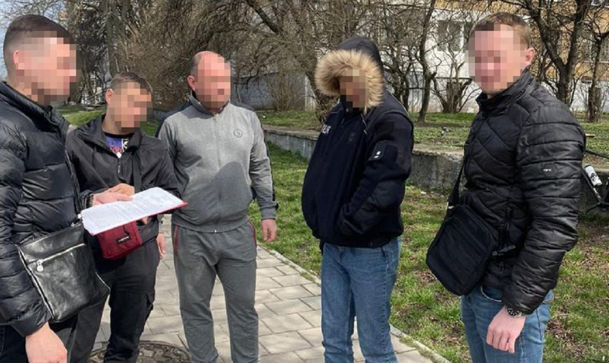 Злодій під виглядом поліцейського вкрав скриньку з пожертвами на ЗСУ з львівського ТРЦ