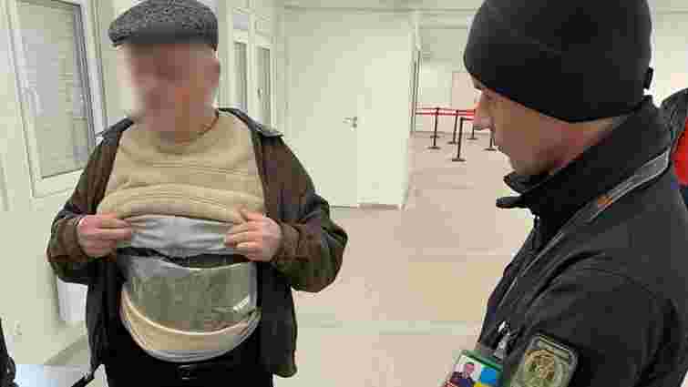 У Краковці затримали 68-річного пенсіонера зі захованою під светром марихуаною