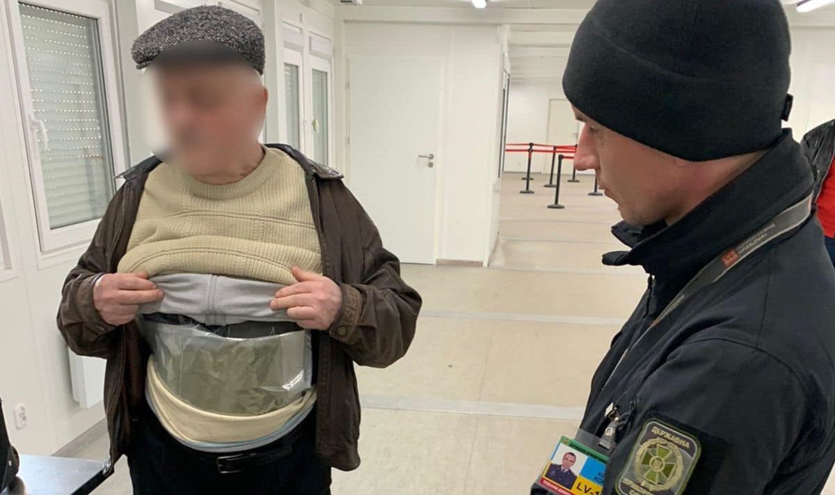 У Краковці затримали 68-річного пенсіонера зі захованою під светром марихуаною