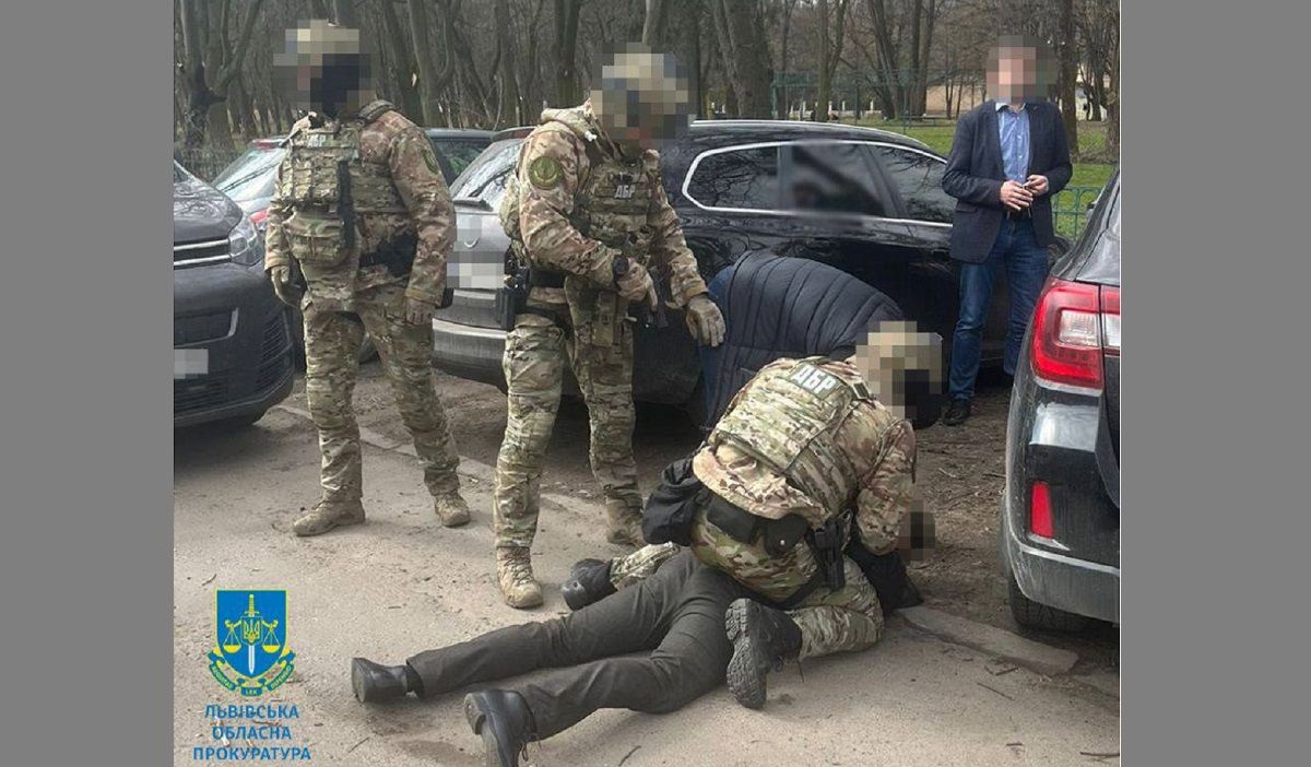 Двоє поліцейських у Жовкві вимагали 5000 доларів від керівника благодійного фонду