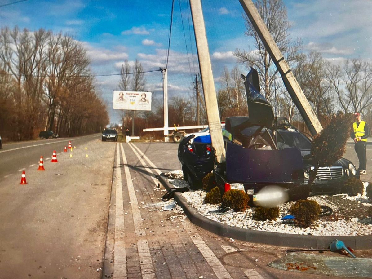 Два автомобілі на швидкості врізалися у бетонний стовп на Прикарпатті