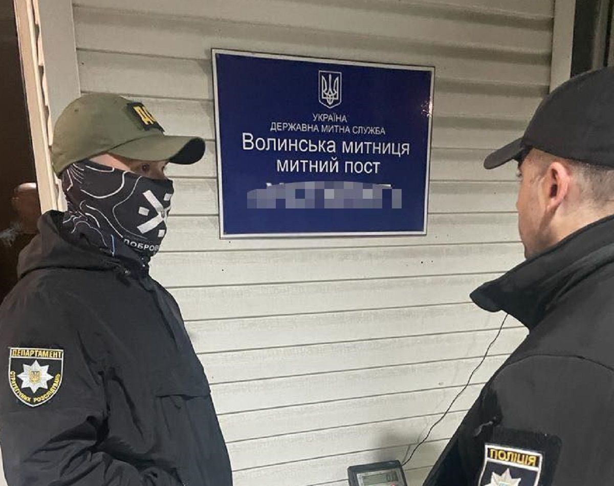 Волинського митника затримали на хабарі за пропуск авто з товарами