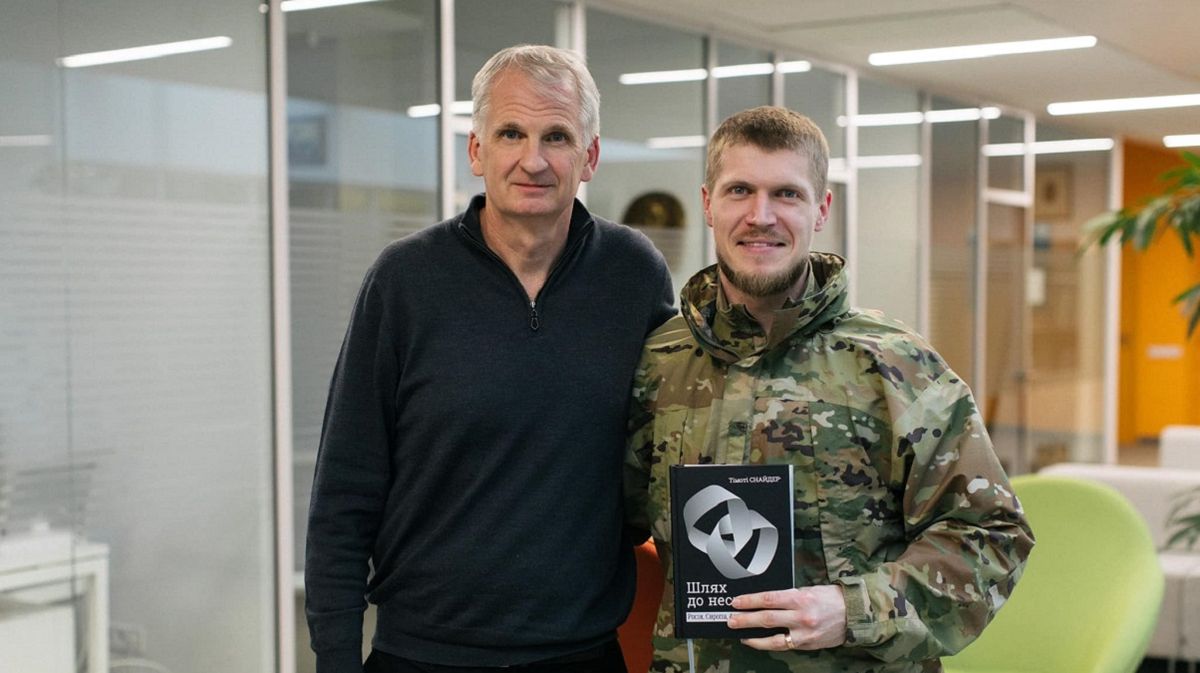Тімоті Снайдер зустрівся у Львові з десантником, який в окопі читав його книгу