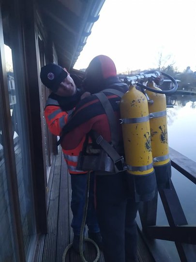Тіло молодого хлопця з озера витягнули водолази (фото водолазної служби)