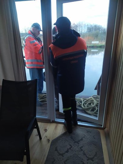 Тіло молодого хлопця з озера витягнули водолази (фото водолазної служби)