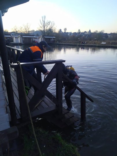 Тіло молодого хлопця з озера витягнули водолази (фото водолазної служби)