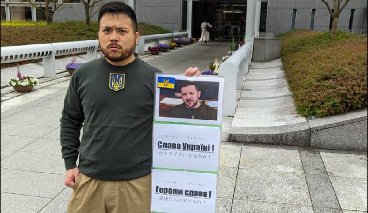 В Японії студент прийшов на випускний в образі Зеленського