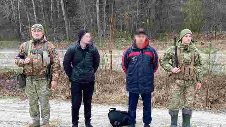 Волинські прикордонники затримали двох ухилянтів, які пробирались в Польщу через ліс