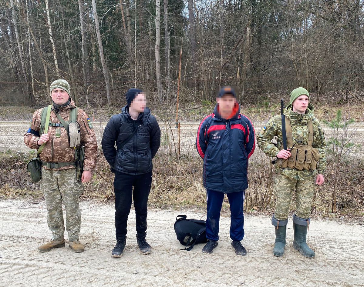Волинські прикордонники затримали двох ухилянтів, які пробирались в Польщу через ліс