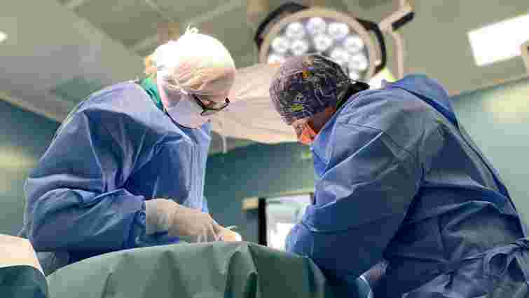 Ортопеди-травматологи Львова прооперували дитину з рідкісним зрощенням кісток передпліччя