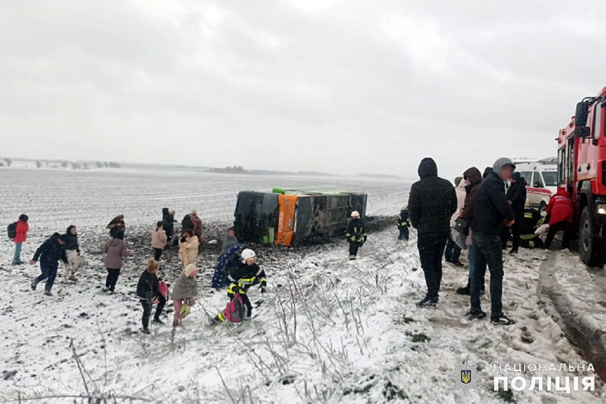 На Хмельниччині перекинувся рейсовий автобус з 25 пасажирами