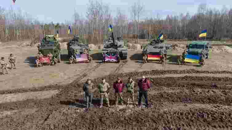 Резніков показав відео з британськими танками Challenger 2 в Україні