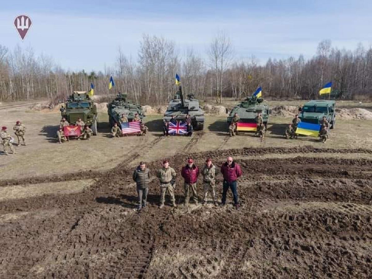 Резніков показав відео з британськими танками Challenger 2 в Україні