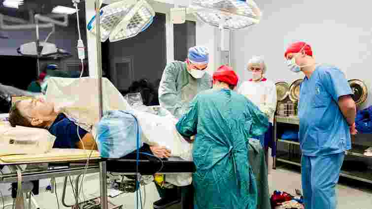 Травматолог з Австралії поділився з львівськими лікарями новою технологію протезування
