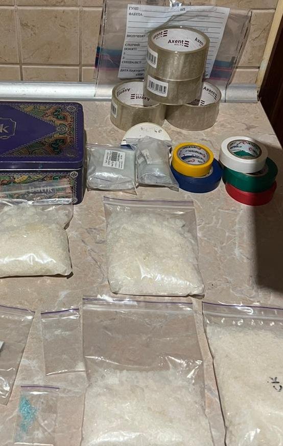 Затриманий розповсюджував особливо небезпечні психотропні речовини 4-ММС та PVP (фото поліції)