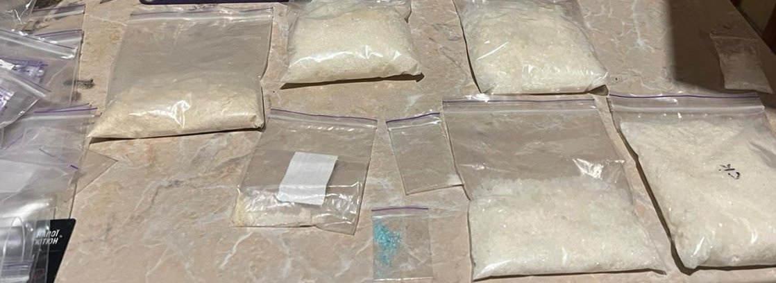 Затриманий розповсюджував особливо небезпечні психотропні речовини 4-ММС та PVP (фото поліції)