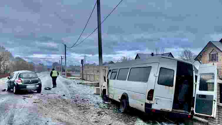 Четверо людей постраждали внаслідок ДТП з автобусом, який їхав на «Буковель»