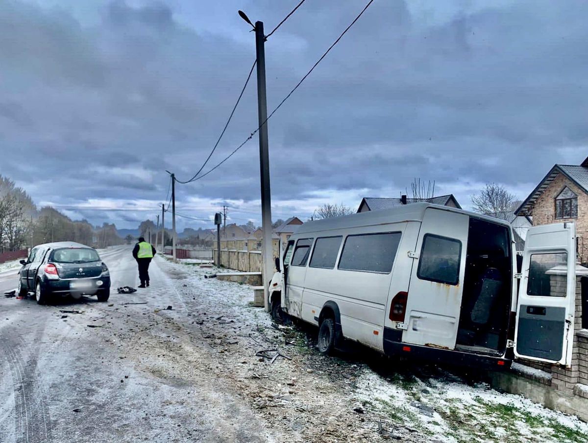 Четверо людей постраждали внаслідок ДТП з автобусом, який їхав на «Буковель»