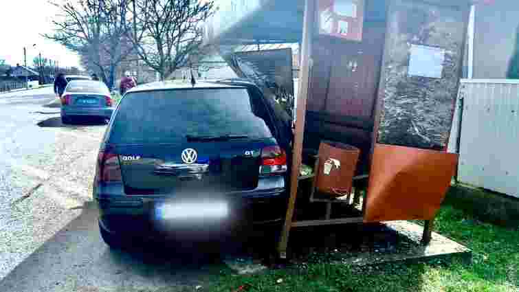 Водій Volkswagen на швидкості врізався в автобусну зупинку у Снятині 