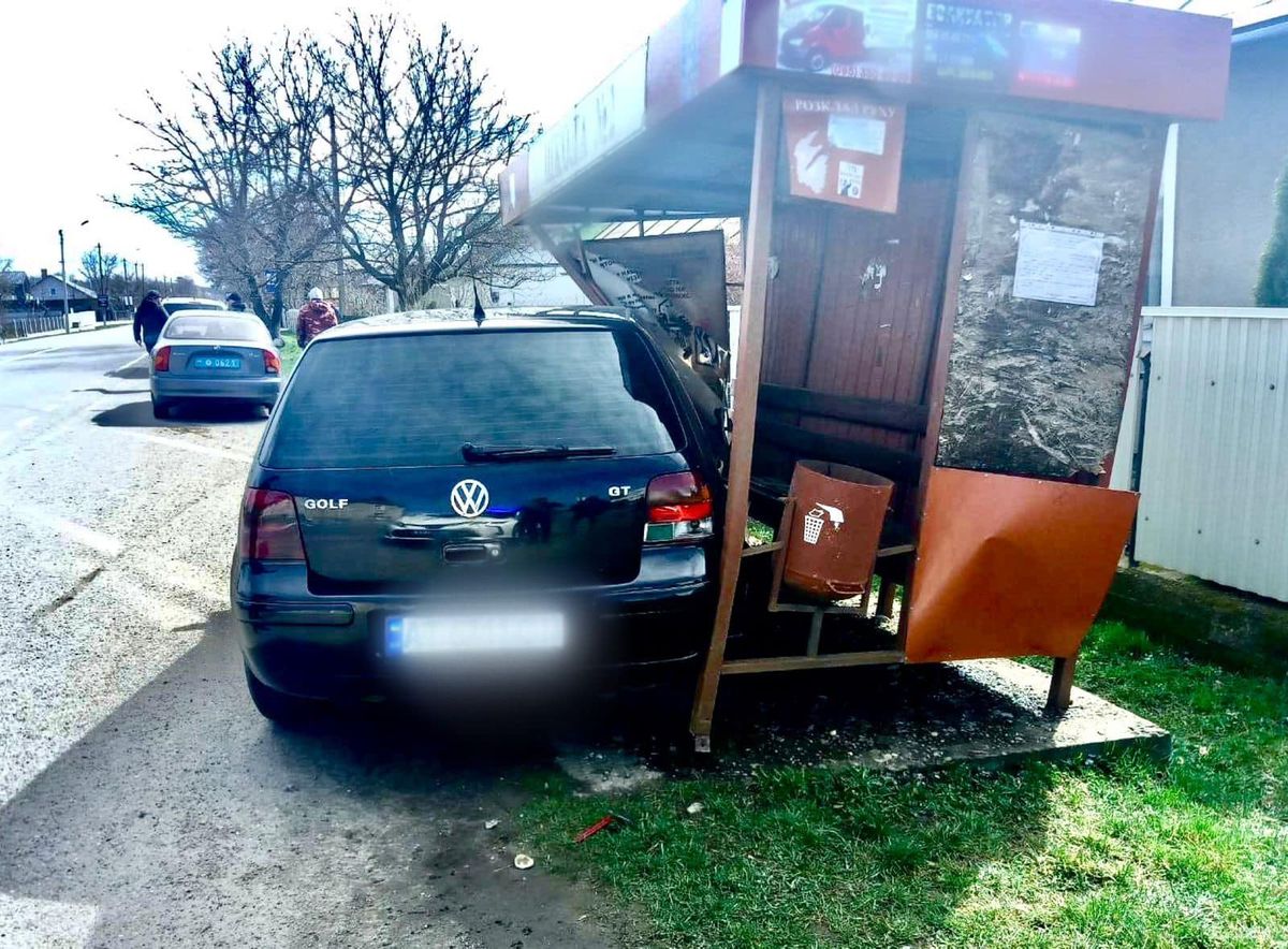 Водій Volkswagen на швидкості врізався в автобусну зупинку у Снятині 