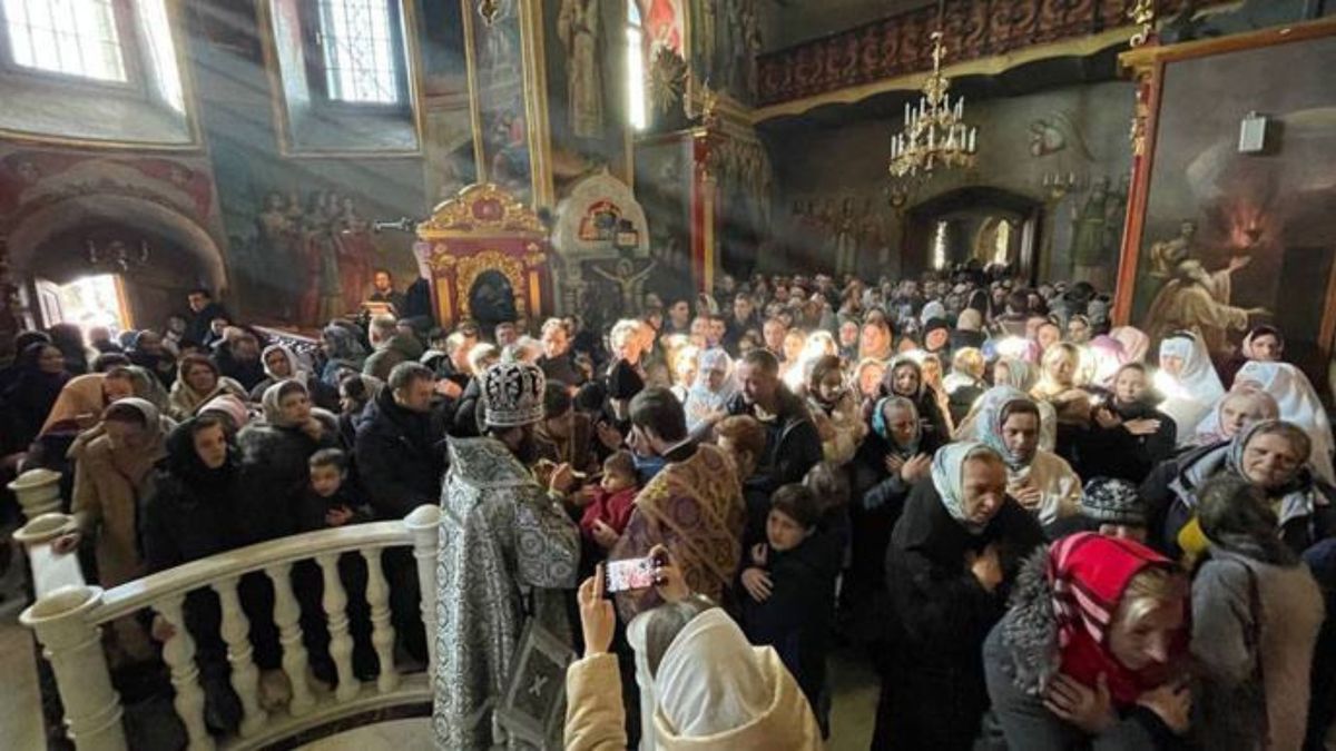 Віряни УПЦ МП в Лаврі намагаються блокувати роботу комісії Мінкульту