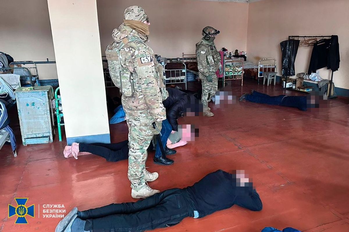 В'язні рівненської колонії виманювали гроші в родичів зниклих військових