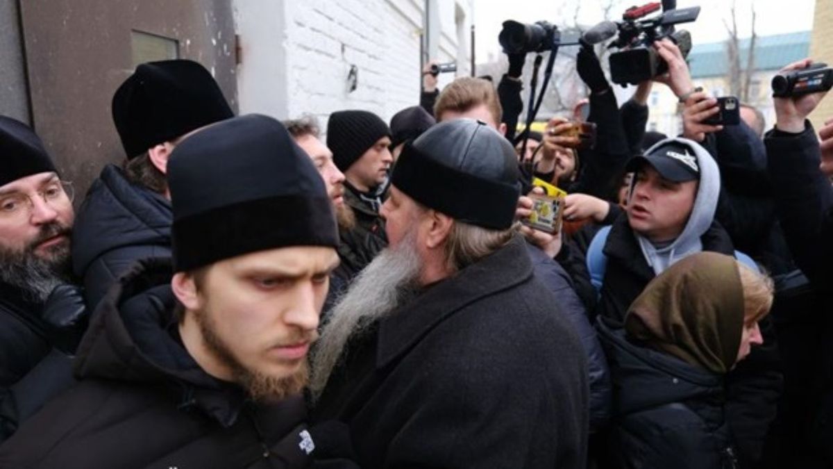Священники УПЦ МП знову не пустили комісію Мінкульту до Лаври 
