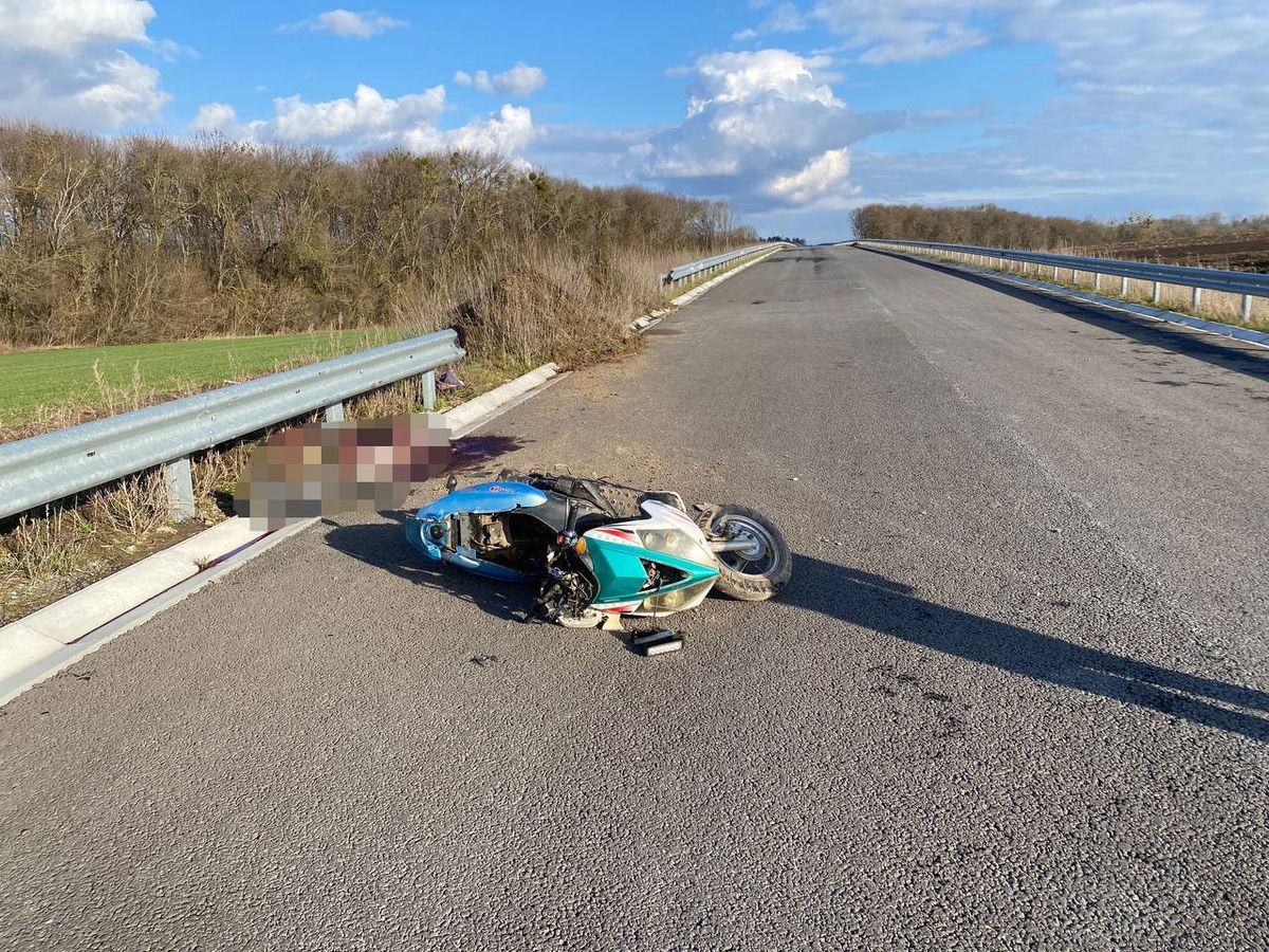 Біля Рівного внаслідок зіткнення з відбійником загинув мотоцикліст