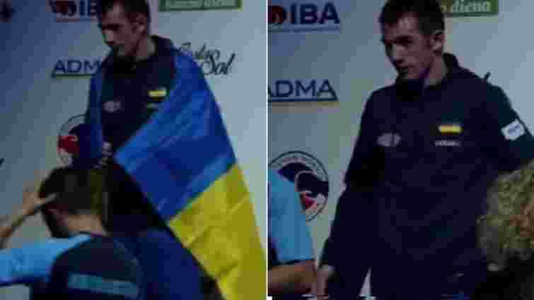 В українського боксера відібрали прапор на змаганнях у Литві