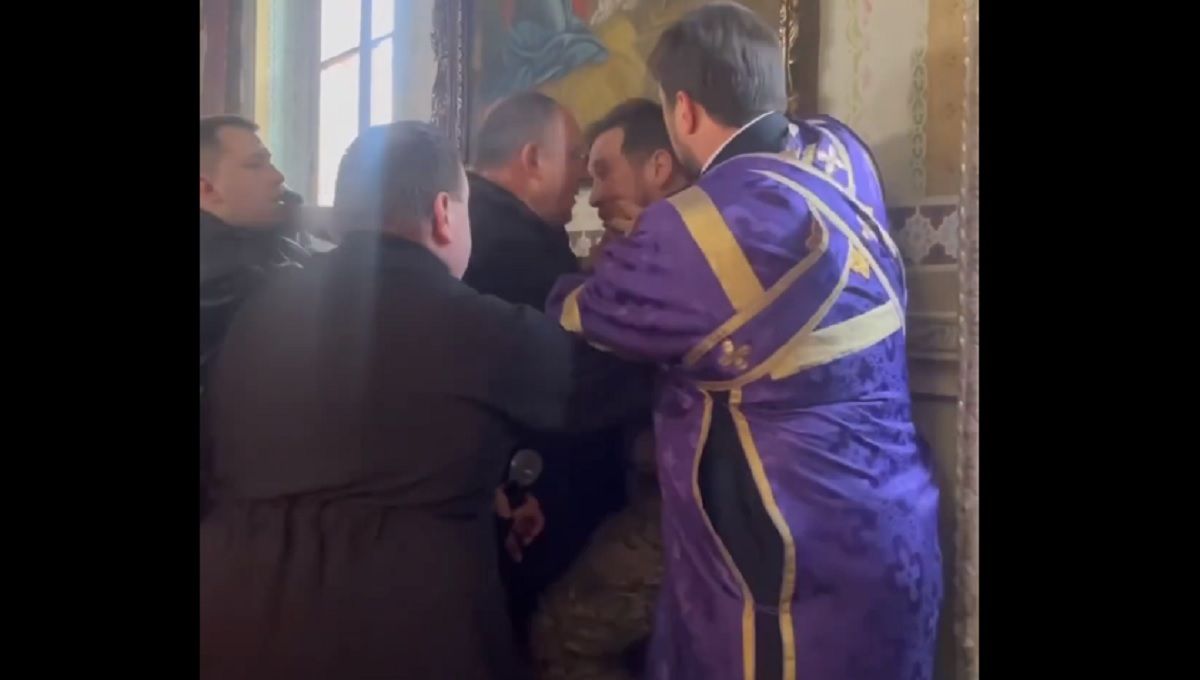 Священики УПЦ МП побили військового в церкві у Хмельницькому 