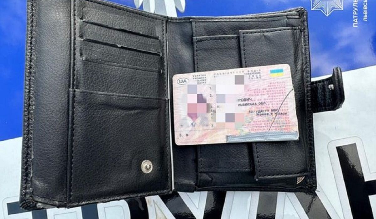 38-річний водій з Львівщини надав поліцейським для перевірки крадені права