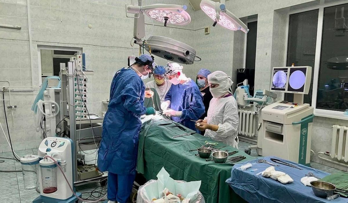 Дитячі кардіохірурги врятували 7-річного хлопчика з кулею в серці