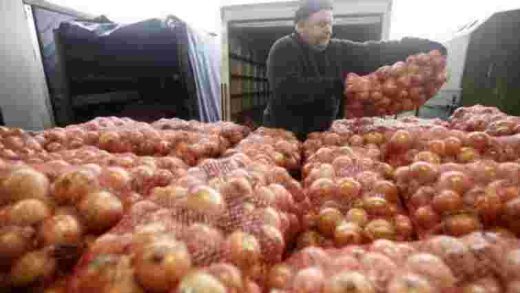 Експерти розповіли, звідки привозять цибулю в українські магазини