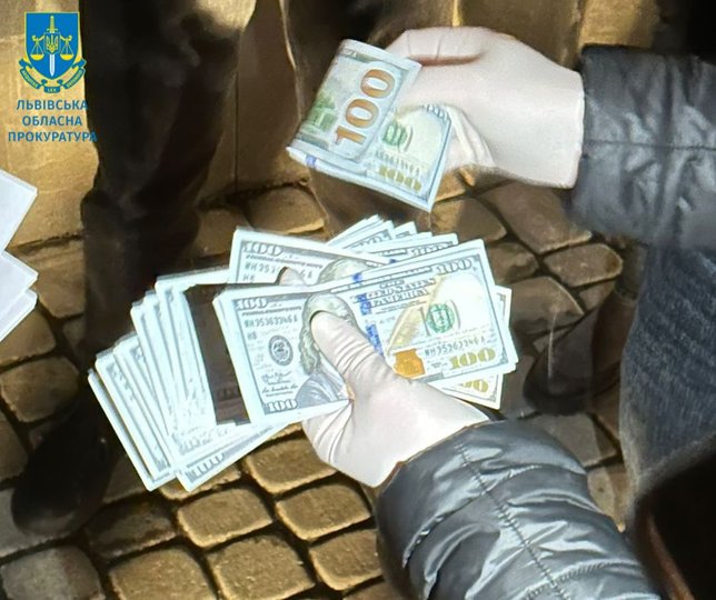 31-річний правоохоронець отримав 3 тис.доларів хабара (фото прокуратури)