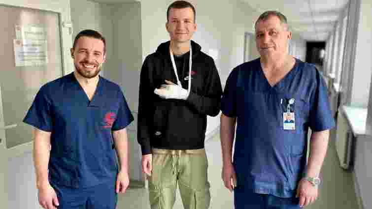  Львівські хірурги заново сформували 24-річному пацієнтові палець  з його ребра 