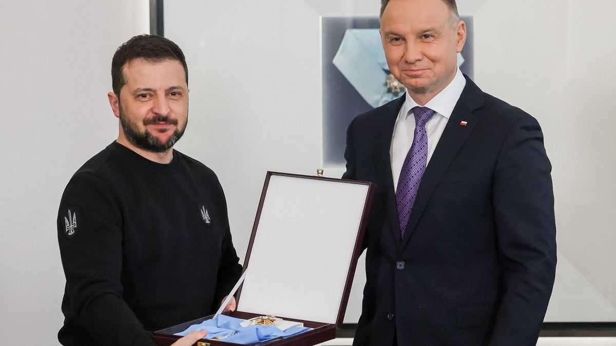 Анджей Дуда вручив Володимиру Зеленському найвищу нагороду Польщі