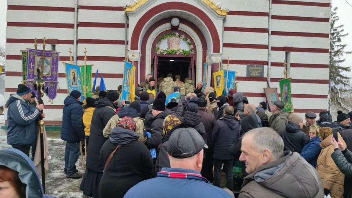 Поліція відкрила справу після сутичок на похороні воїна на Буковині 