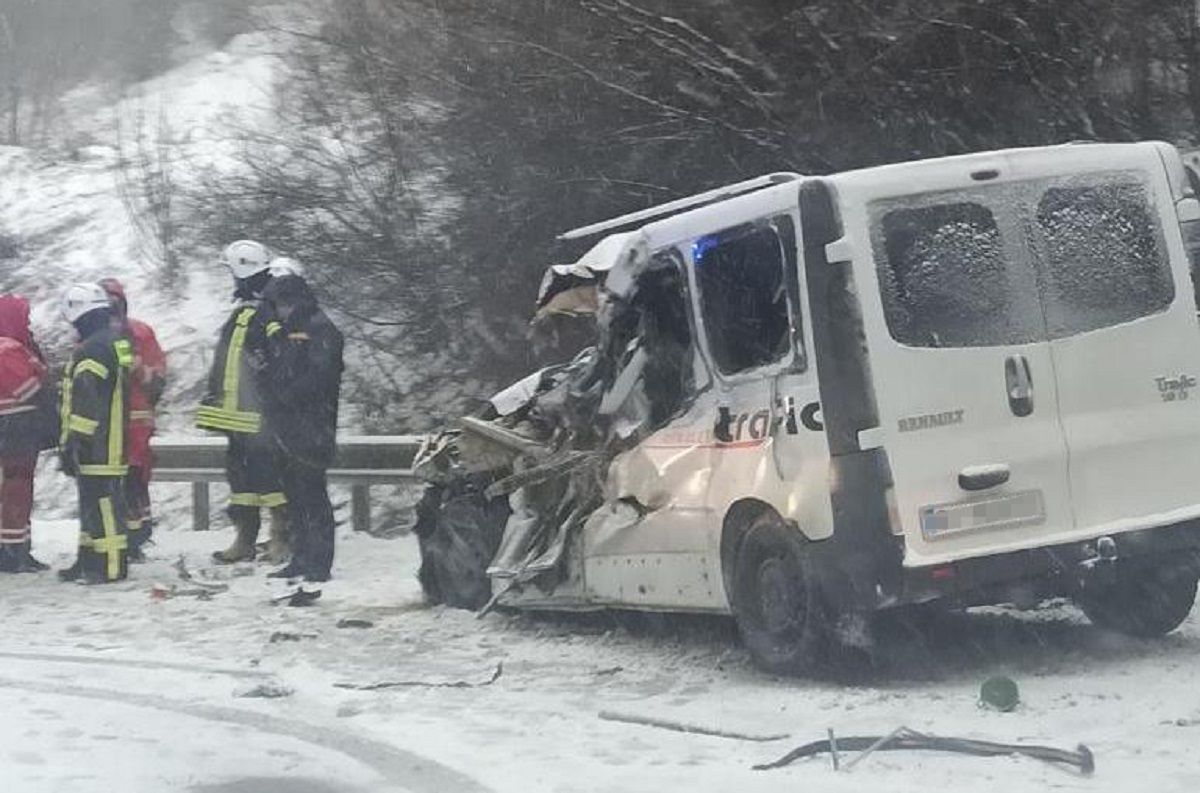 Водій мікроавтобуса загинув у ДТП з фурою на Львівщині