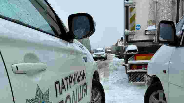 На об’їзній дорозі у Чернівцях через снігопад застрягли фури 