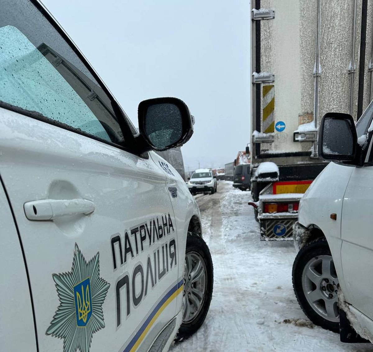 На об’їзній дорозі у Чернівцях через снігопад застрягли фури 