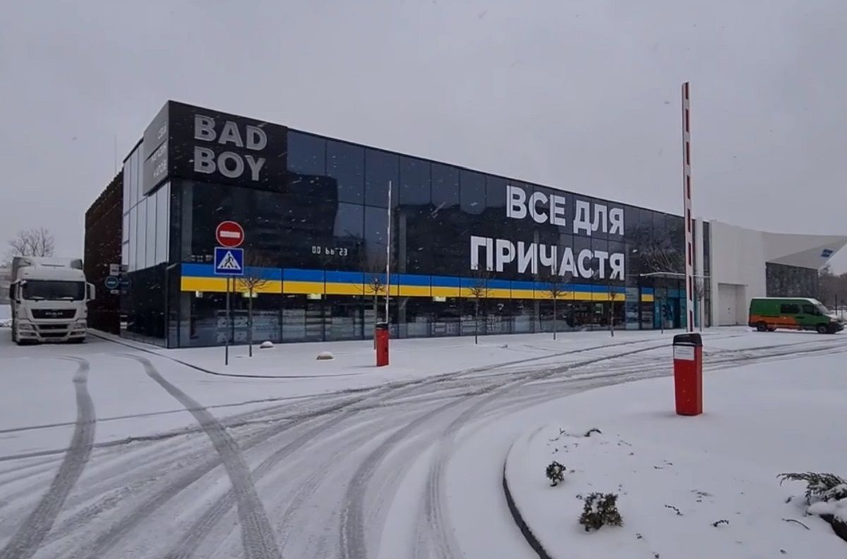 Найбільший у Львові магазин алкоголю розмістив на фасаді напис «Все для причастя»