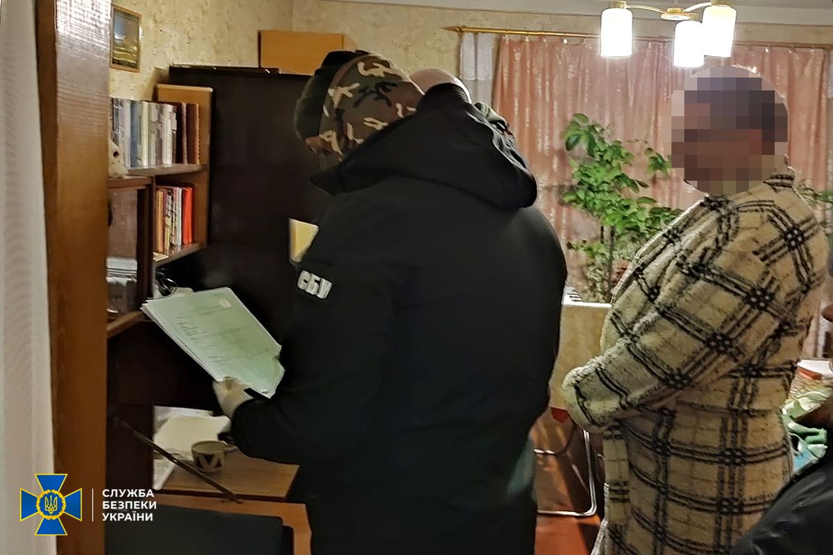 Переселенця з Бучі затримали за глузливі меми про війну в Україні