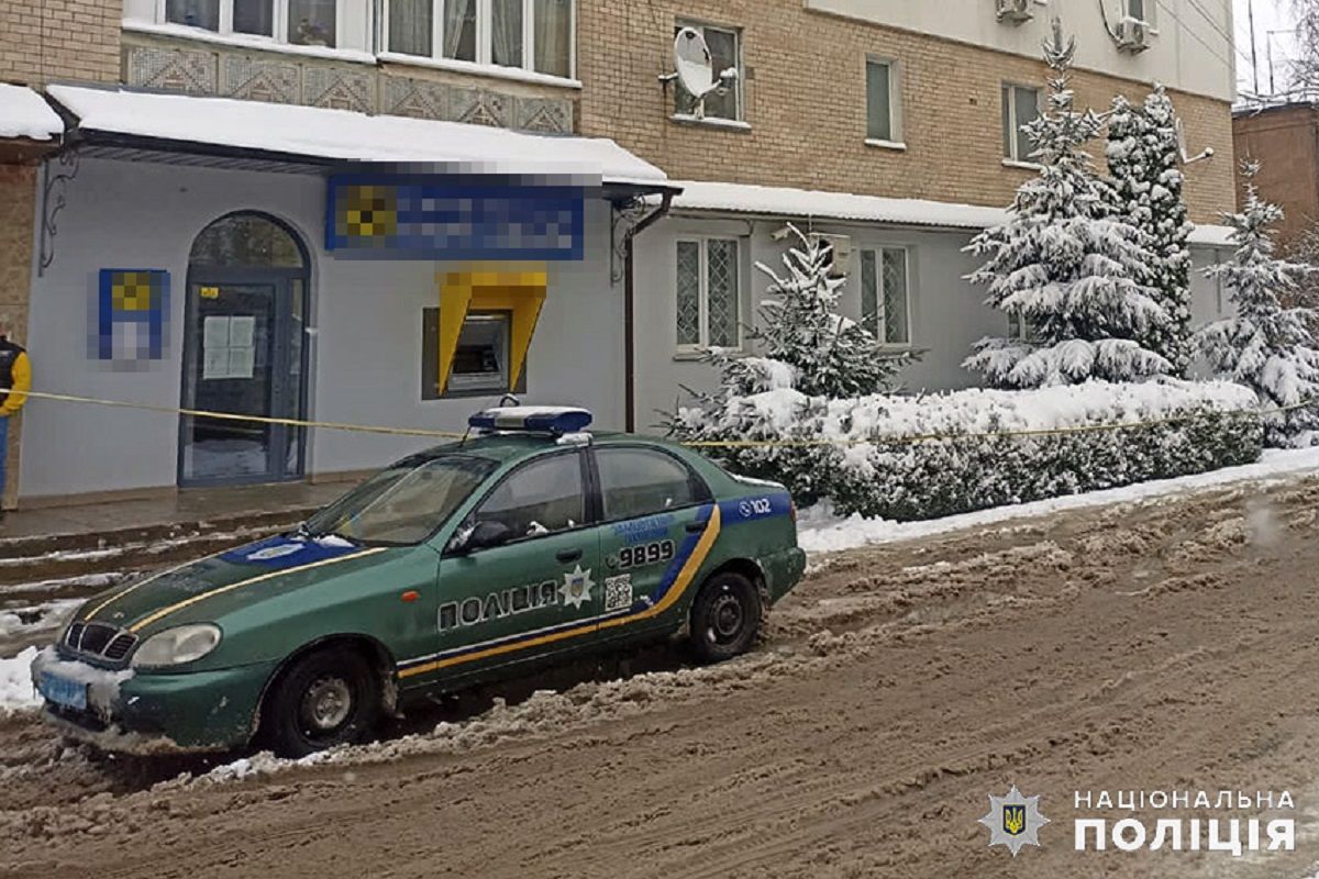 На Хмельниччині озброєний чоловік пограбував відділення банку