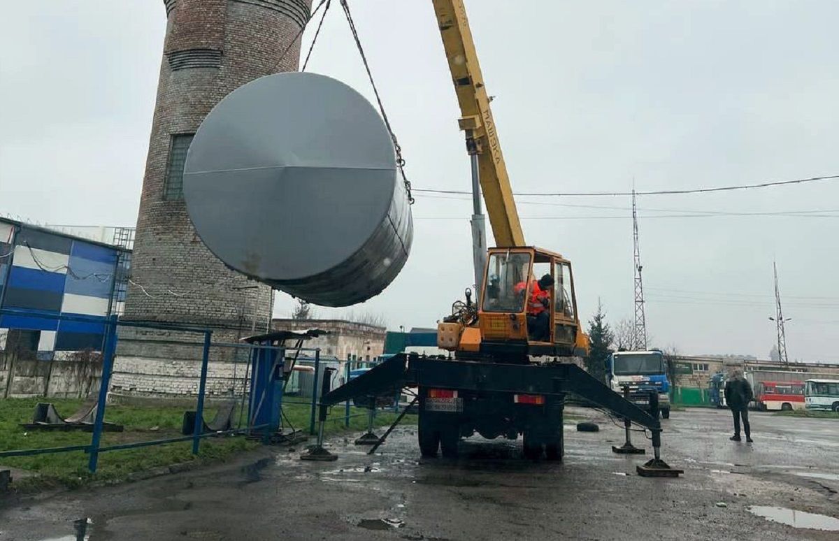 Поліція вилучила 2 тонни дизелю з нелегальної заправки у Рівному