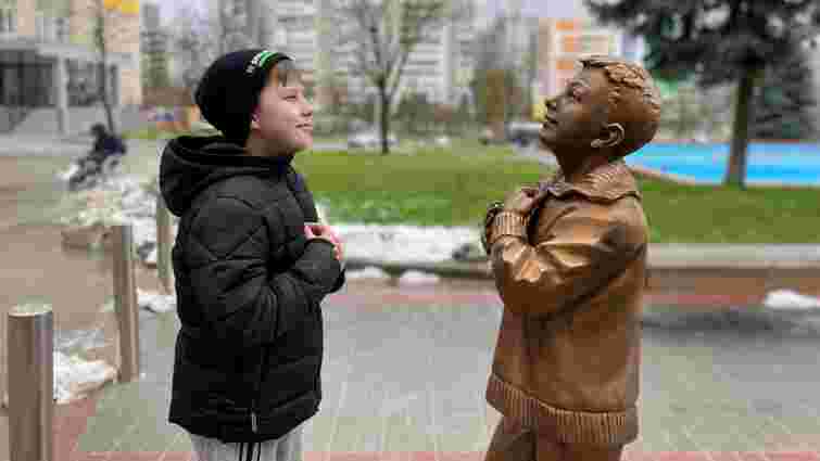 У дворі львівської лікарні св. Пантелеймона встановили скульптуру сина пацієнта