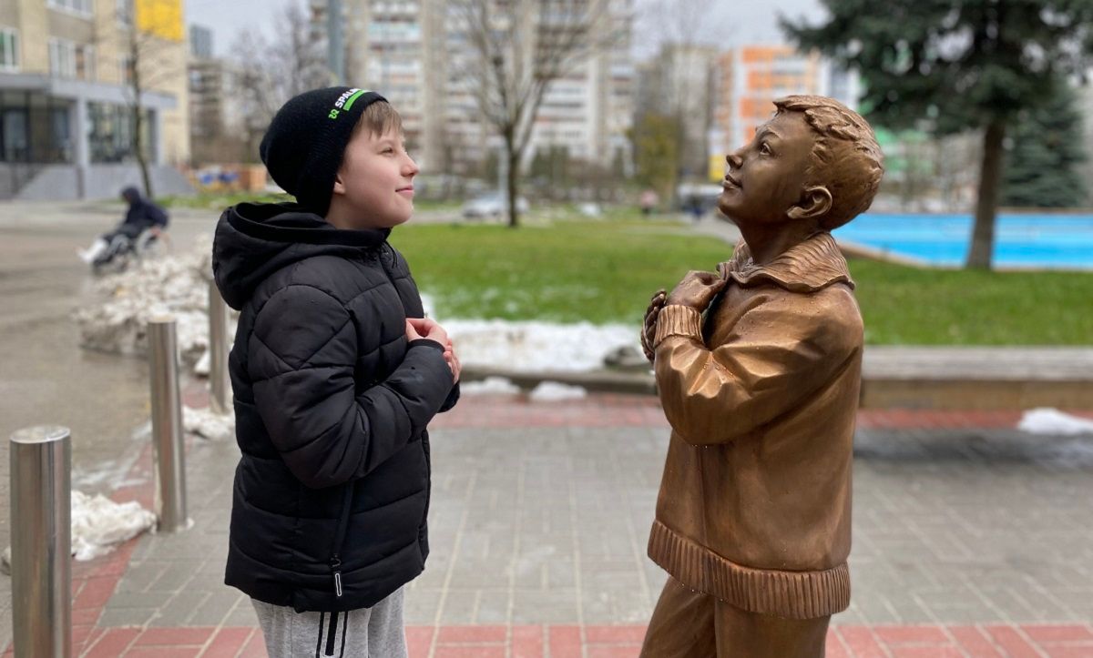 У дворі львівської лікарні св. Пантелеймона встановили скульптуру сина пацієнта