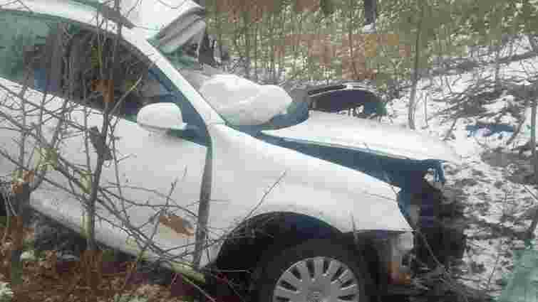 Водій Volkswagen Golf врізався в дерево біля Львова і загинув